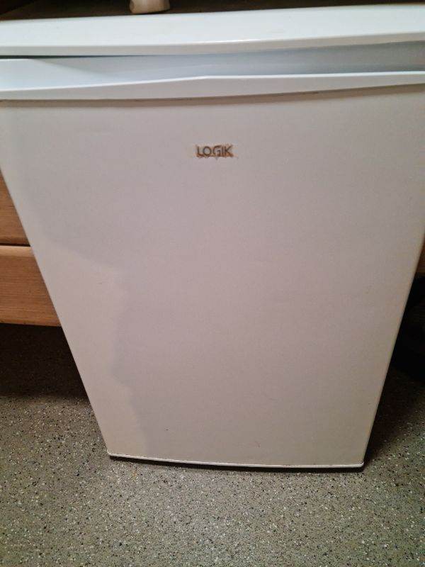 LOGIK UNDERCOUNTER WHITE FRIDGE