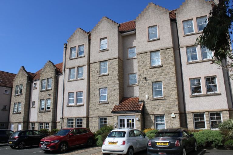 2 bedroom flat in Restalrig Road South, Restalrig, Edinburgh, EH7 6LE