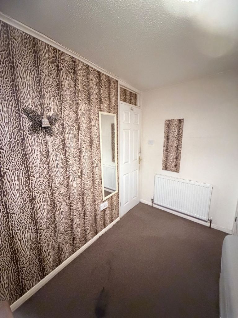 Sharing bed space is available for rent in 3 bedroom house