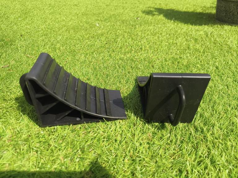 Caravan/trailer wheel chocks 