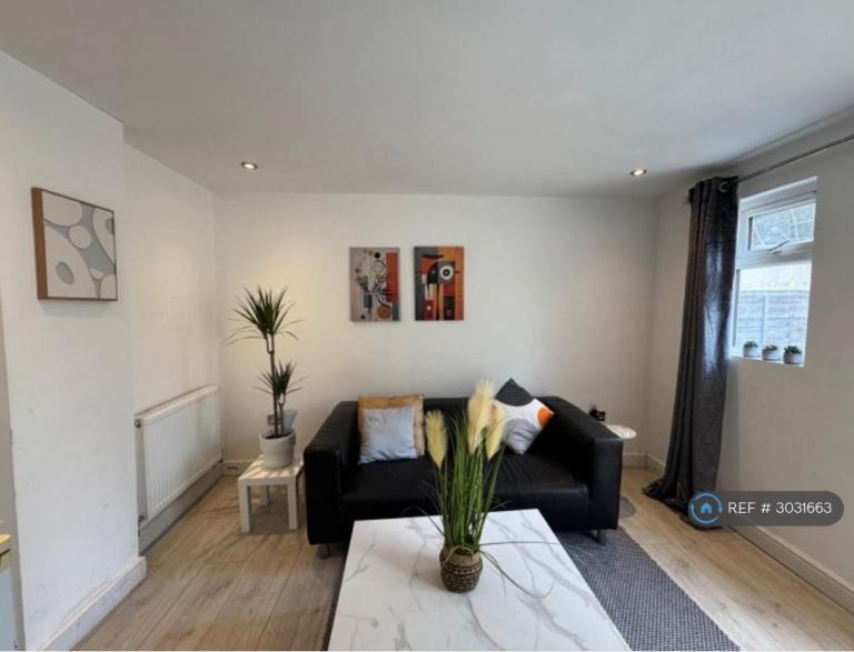 1 bedroom in Adelaide Rd, Southall, UB2 (#3031663)