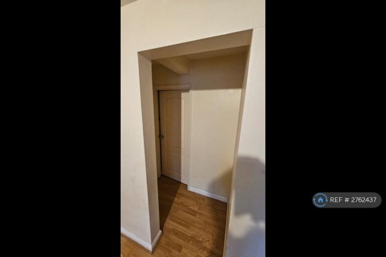 2 bedroom flat in Whiteheart Avenue, Uxbridge, UB8 (2 bed) (#2762437)