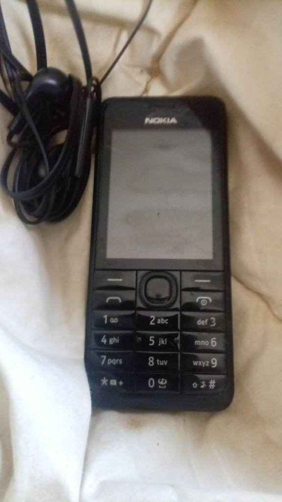 Nokia Classic Mobile Phone with Headphones – Good Condition