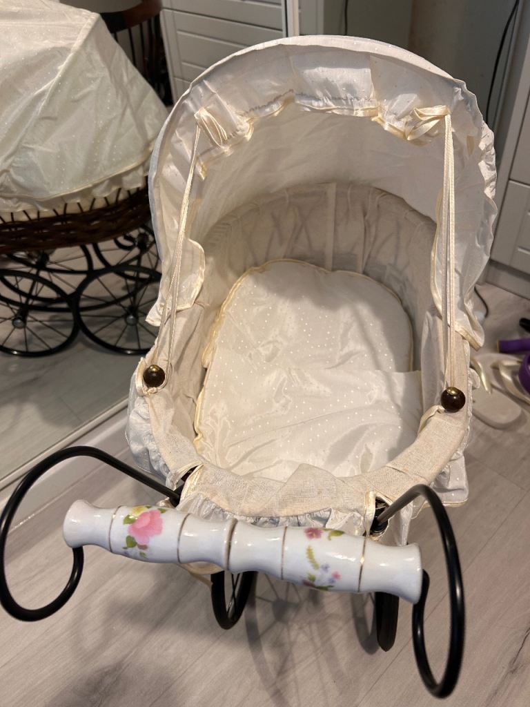 Lovely wicker Victorian pram ideal for collectible dolls