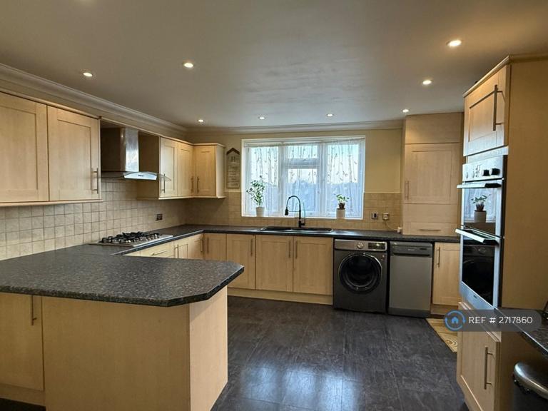 3 bedroom house in Dickens Avenue, Tilbury, RM18 (3 bed) (#2717860)