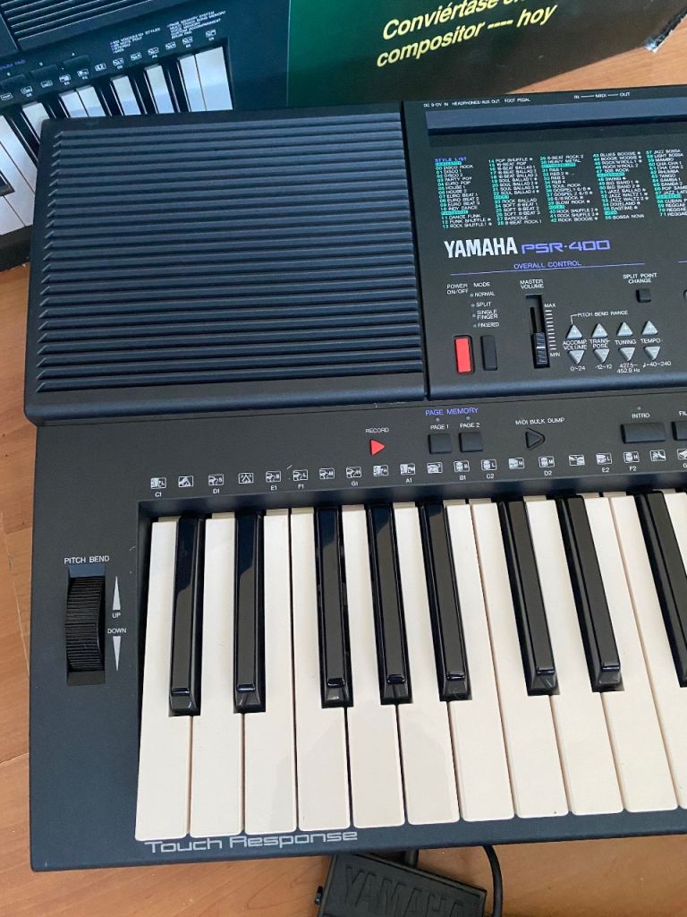 yamaha portatone psr 400 keyboard with easel and power plug in box  
