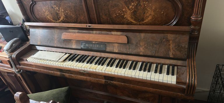 Upright piano 
