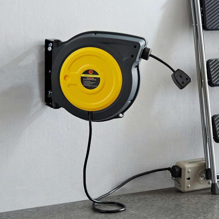 AmazonCommercial Heavy‑Duty Retractable Extension Cable Reel – 15m, 2.5mm² – Grey/Yellow