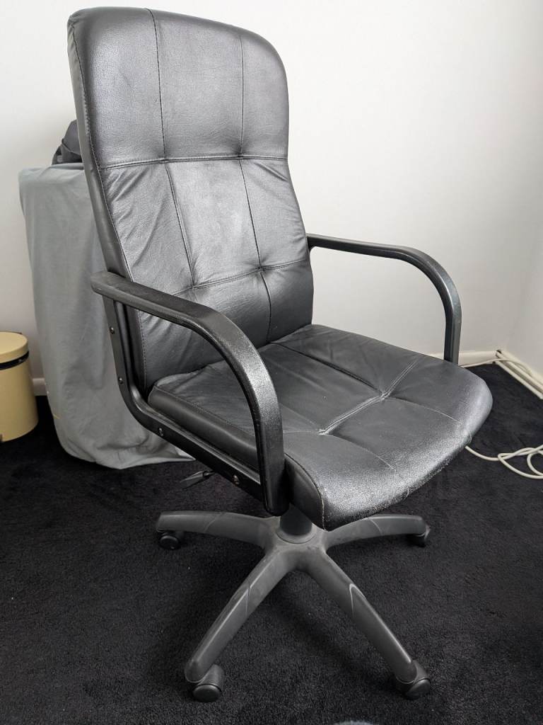 Black office chair 