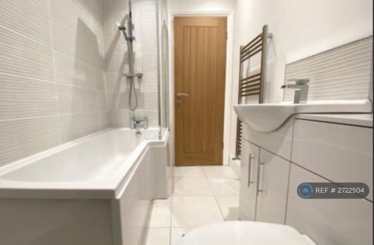 1 bedroom flat in Long Lane, Huddersfield, HD5 (1 bed) (#2722504)