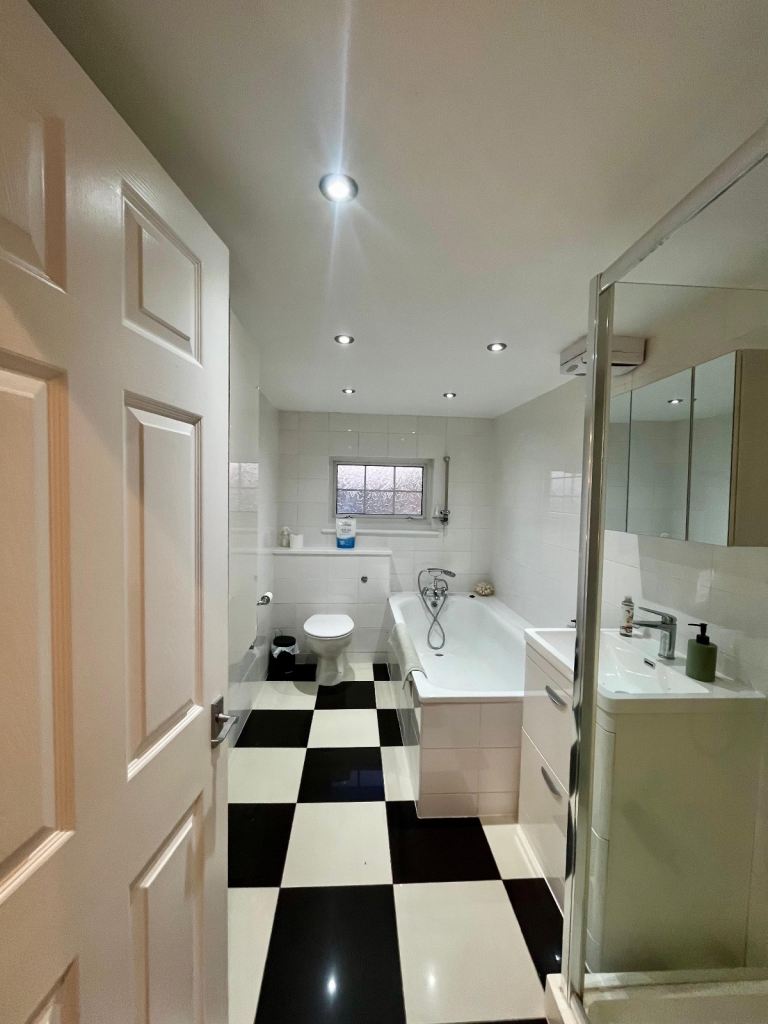 Rent 2 Double Rooms - close to Cuffley Station