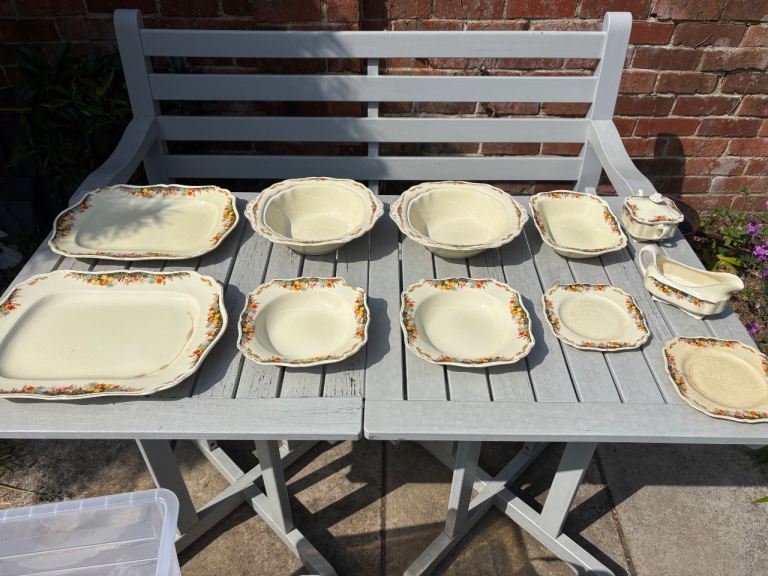 1930s Sunshine pattern crockery by J & G Meakin