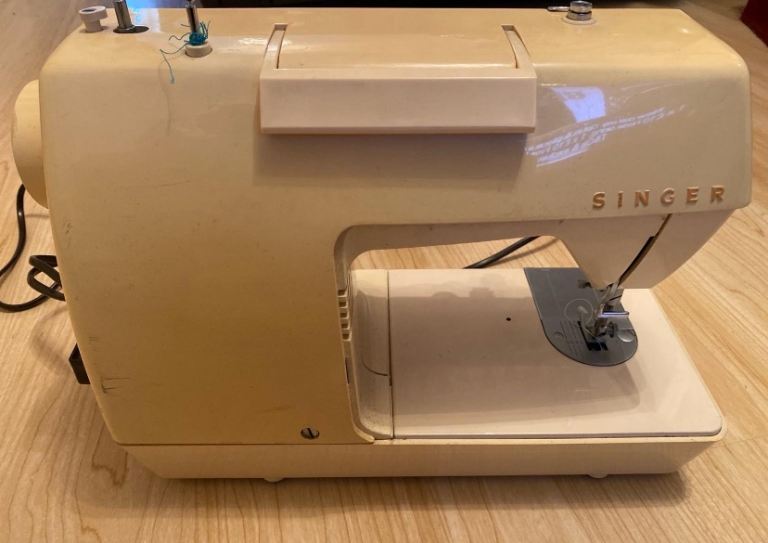 Classic 1970’s Singer Vintage Electric Sewing Machine with built in light