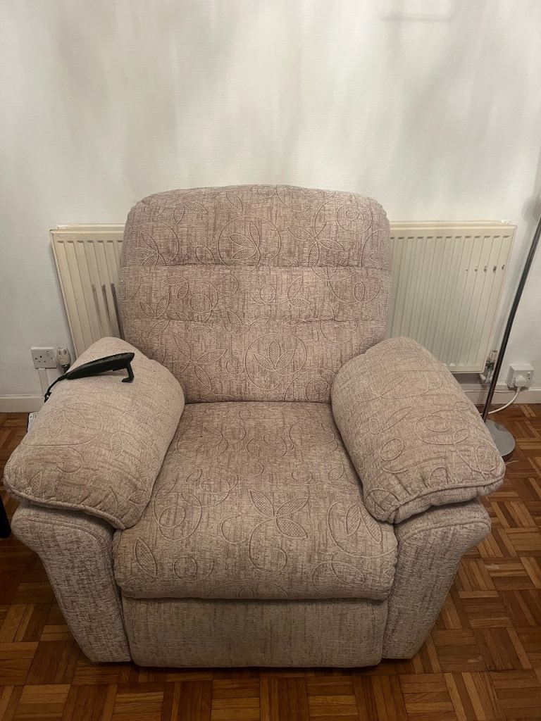 Electric raiser and recliner arm chair 