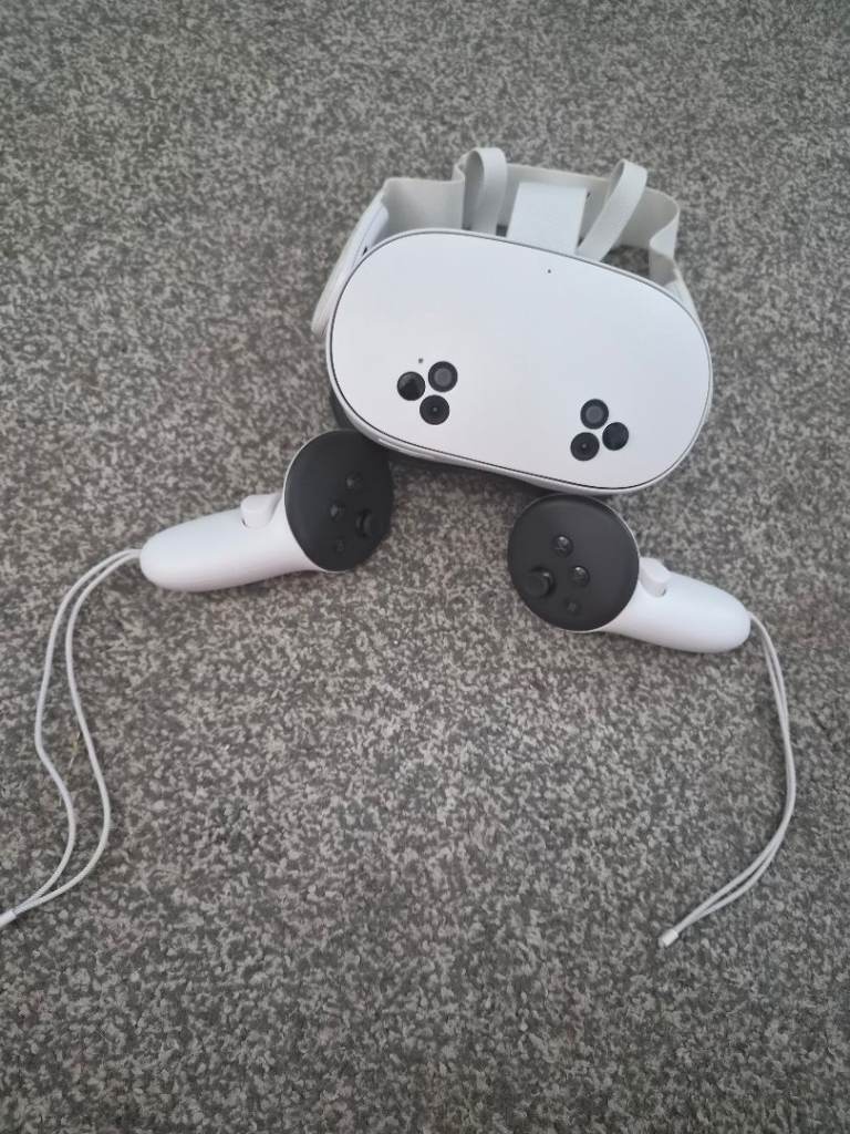 Virtual Reality Headset and Controllers – excellent Condition