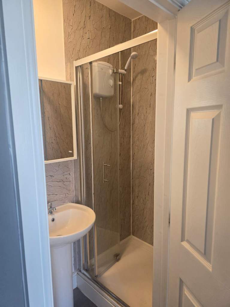 En-suite room in London, Feltham TW135JT 