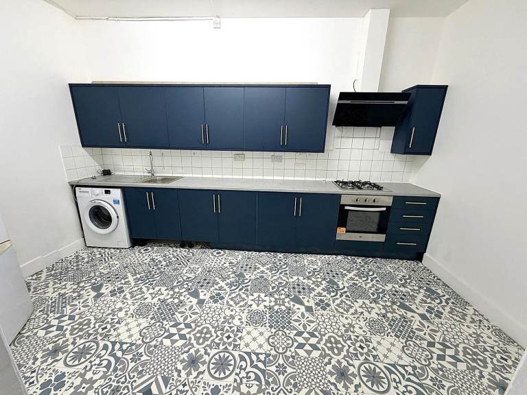 Good size prime location ONE double bedroom GROUND floor flat near West Green and Harringay Stations