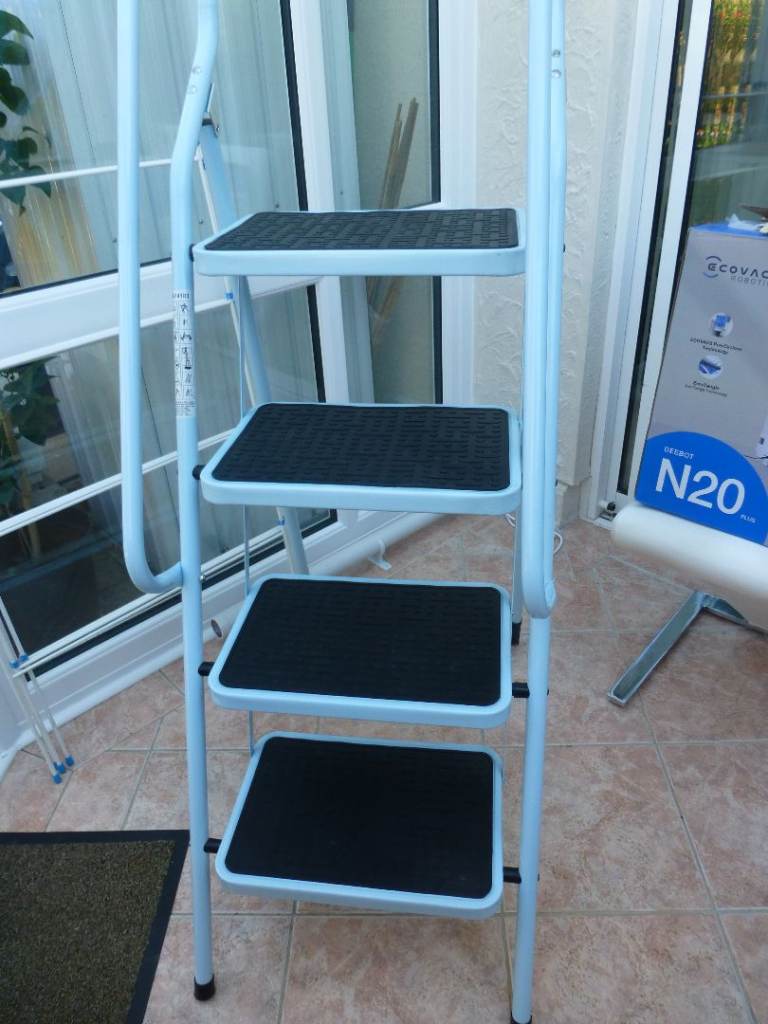 Light Blue 4-Step Stool / Ladder – Excellent Condition