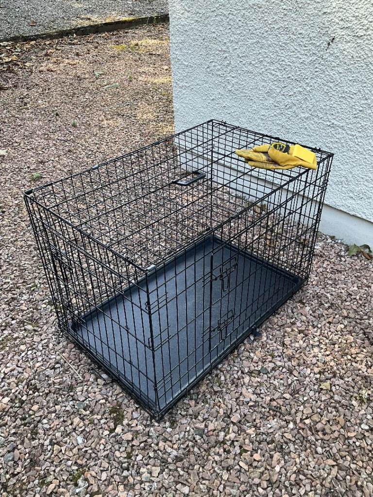 Steel mesh cage with plastic full tray bottom