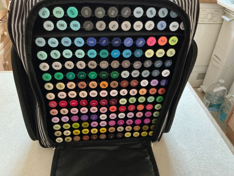 Large Set of Alcohol Markers with Carry Case – Good Condition Never been used.