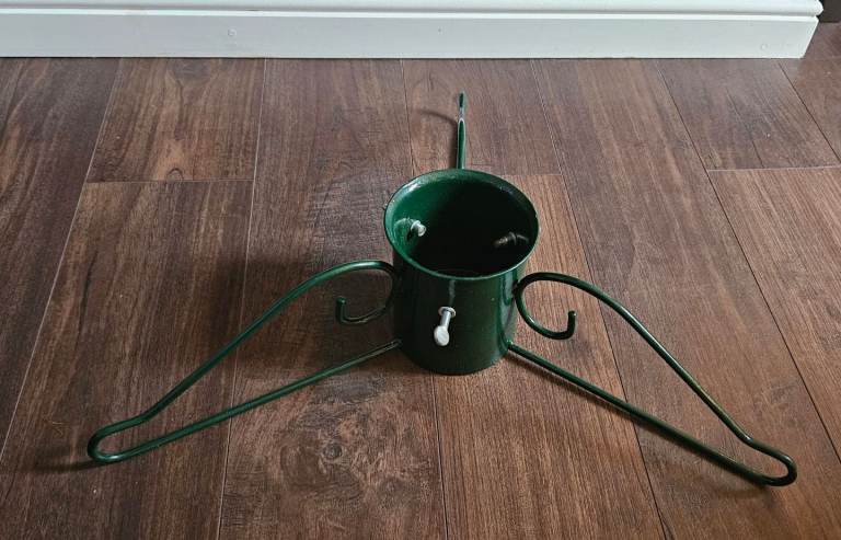 CHRISTMAS TREE STAND 