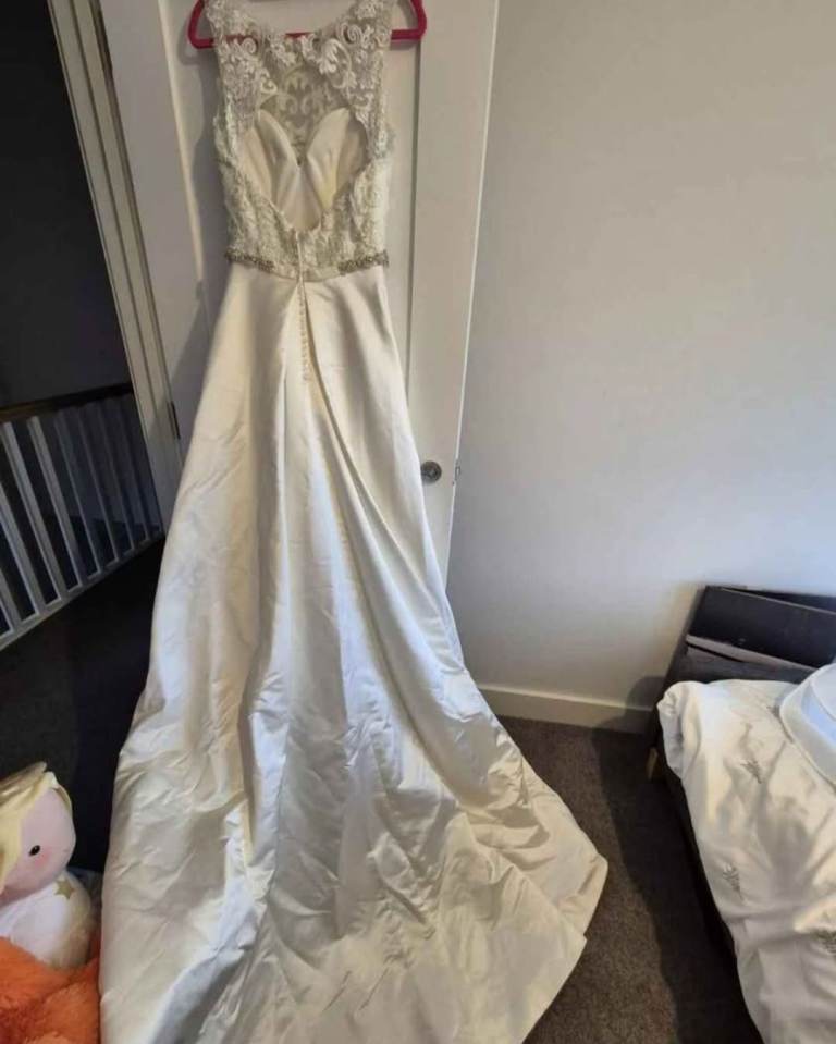 Gorgeous ivory wedding dress (size 10)