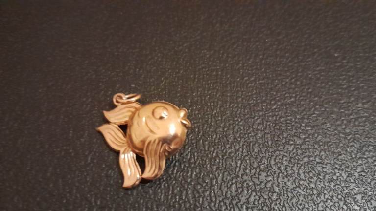 Beautiful 9ct Rose Gold Fish Pendant in Excellent Condition