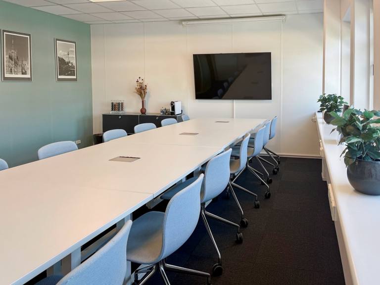 Bromsgrove - B60 3ET \ Office for Rent with 4 Workstations