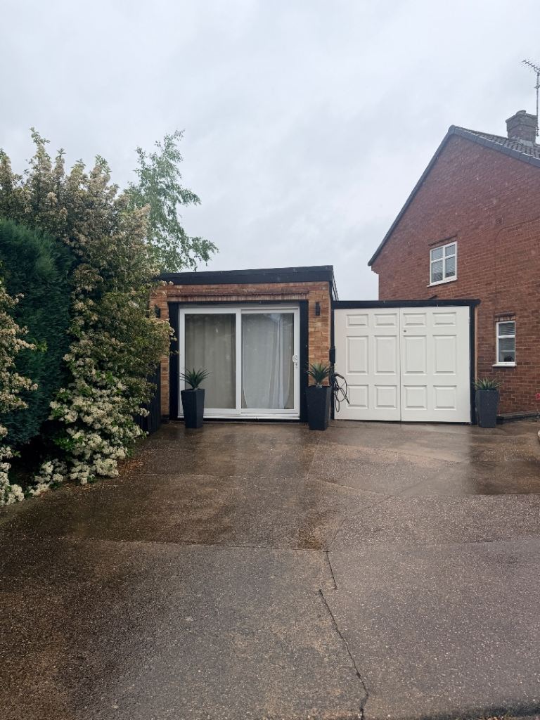 Detached 1 bedroom bungalow with parking  £200 Deposit 