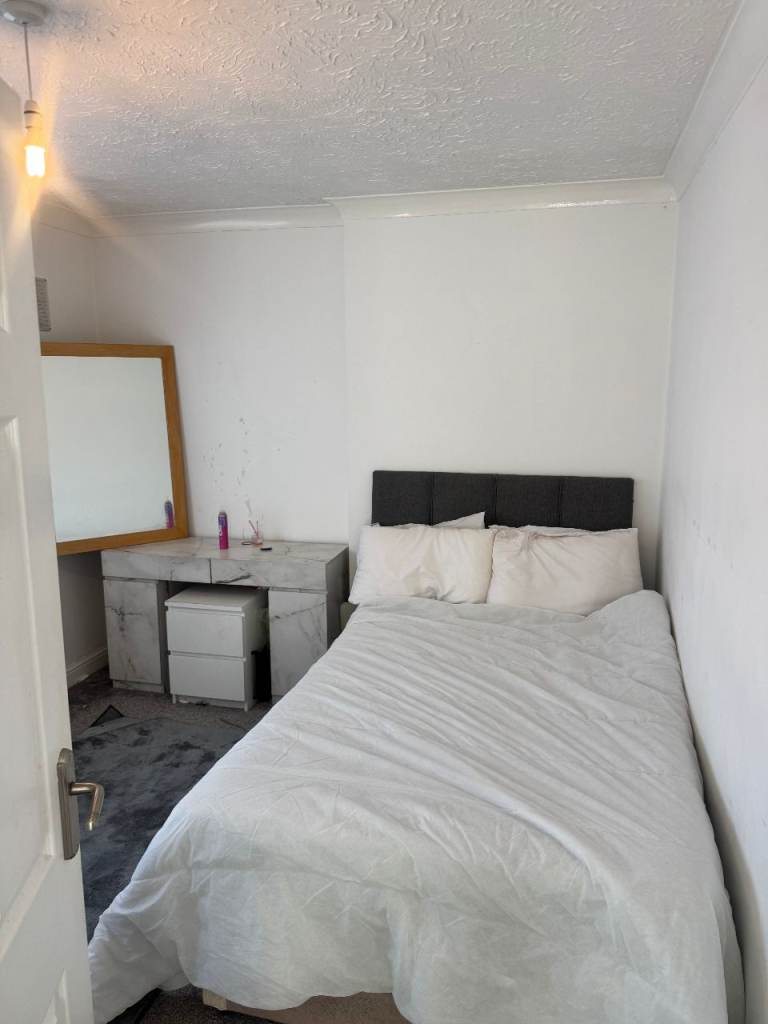 Clean double room to rent