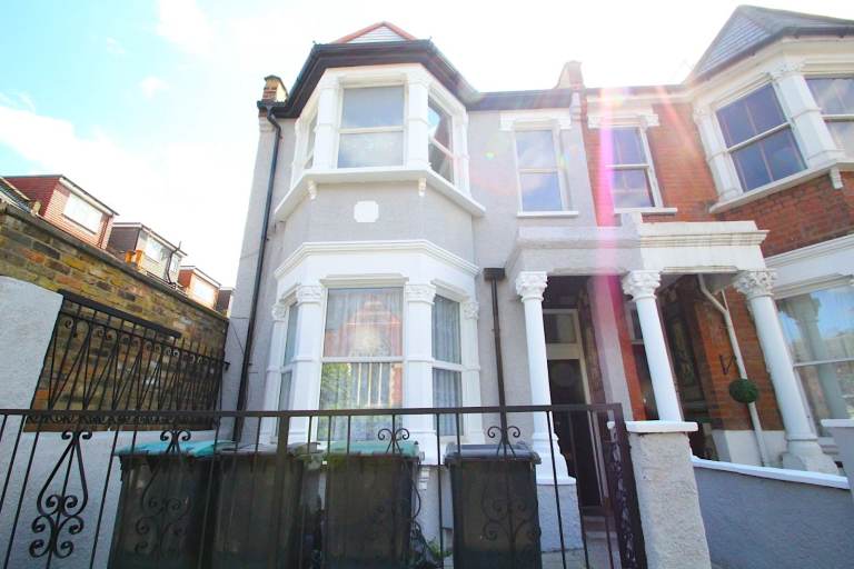 A newly decorated 2 bedroom first floor flat with new kitchen 