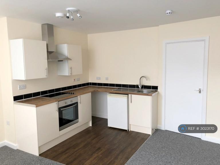 1 bedroom flat in Low Street, Sutton-In-Ashfield, NG17 (1 bed) (#3023170)