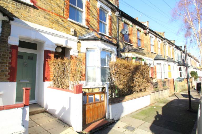 Suitable For Sharers, HMO for 6 people, Hane Estate Agents offer a 4 double bedroom house 