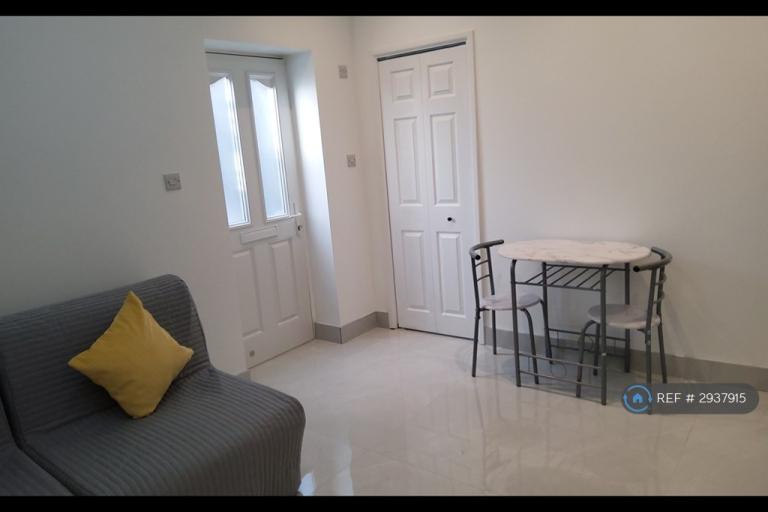 Studio flat in Oaktree Crescent, Bradley Stoke, Bristol, BS32 (#2937915)