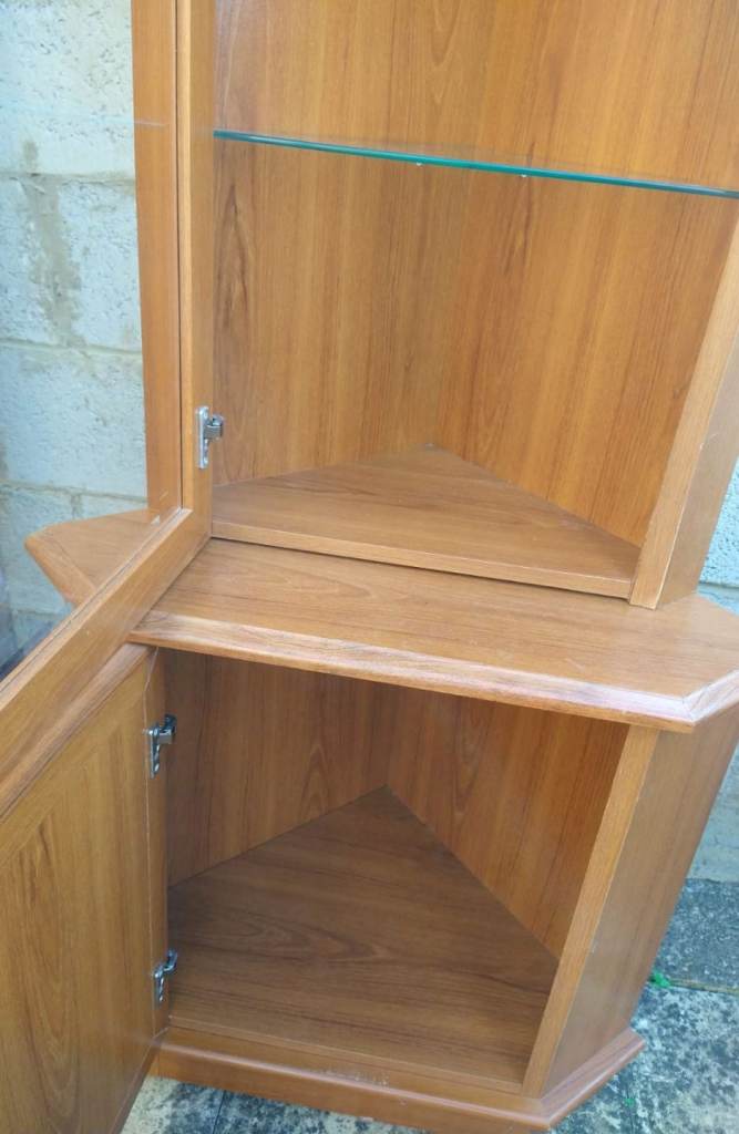 Corner display cabinet can deliver 