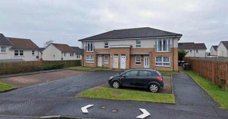 2 bedroom flat with own parking and private garden, close to M8 for commute to Glasgow/Edinburgh