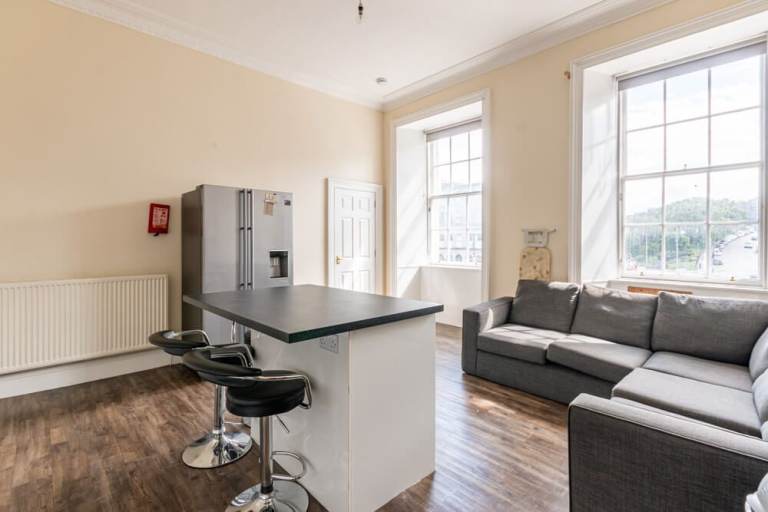 Supreme, 5 bedroom, HMO property just five minutes from City Centre – available May
