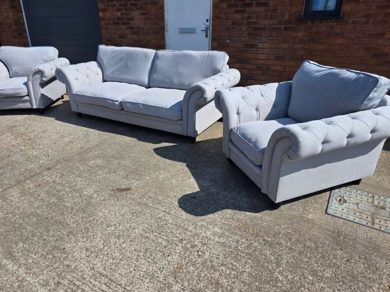 Pre-Loved Grey Chesterfield style 4 Seater and 2 Armchairs! - Stylish and Comfortable! ❤️