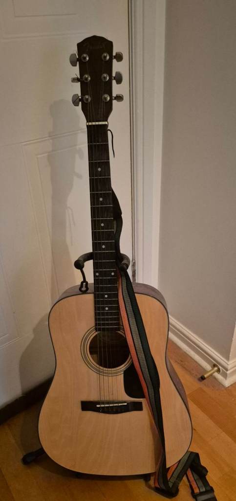 Fender DG-5 NAT Dreadnought Acoustic Guitar in good condition.