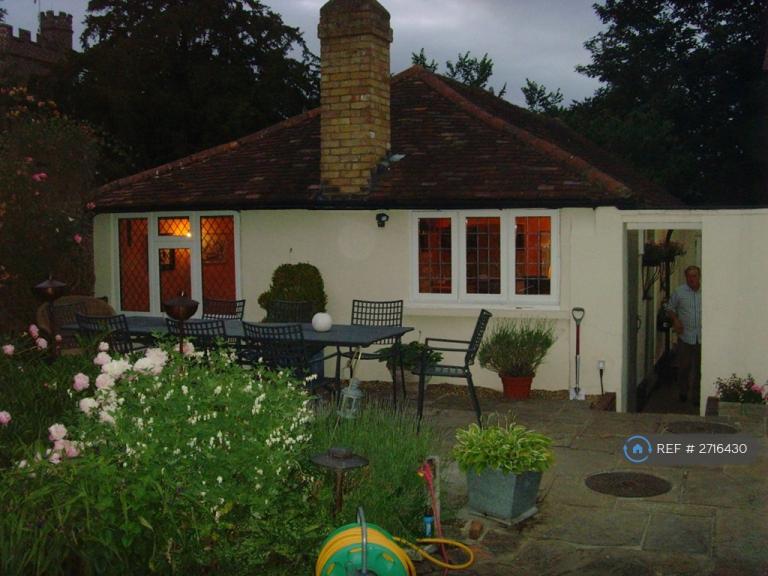 Studio flat in Glebe House, Farningham, DA4 (#2716430)