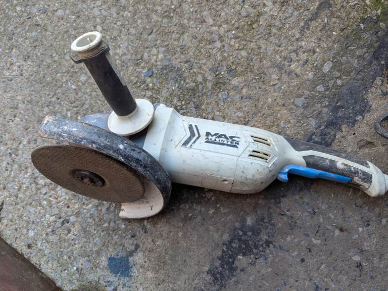 MAC ALLISTER 240V 2000W 9 INCH GRINDER ANGLE GRINDER IN GOOD WORKING ORDER + CAN BE SHOWN