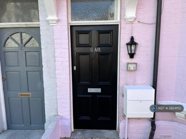 3 bedroom flat in Eldon Place, Bournemouth, BH4 (3 bed) (#2954153)
