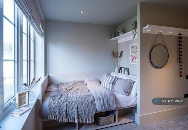 Studio flat in Augustus Road, London, SW19 (#2779272)