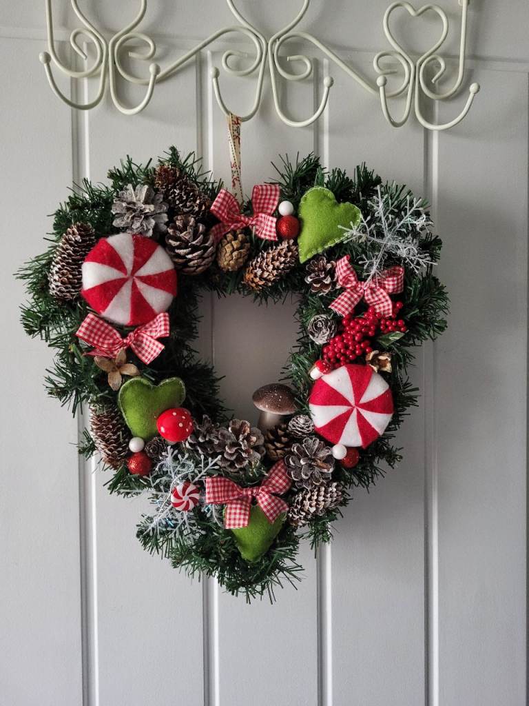 NEW Heart-Shaped Christmas Wreath with Pine Cones & Berries
