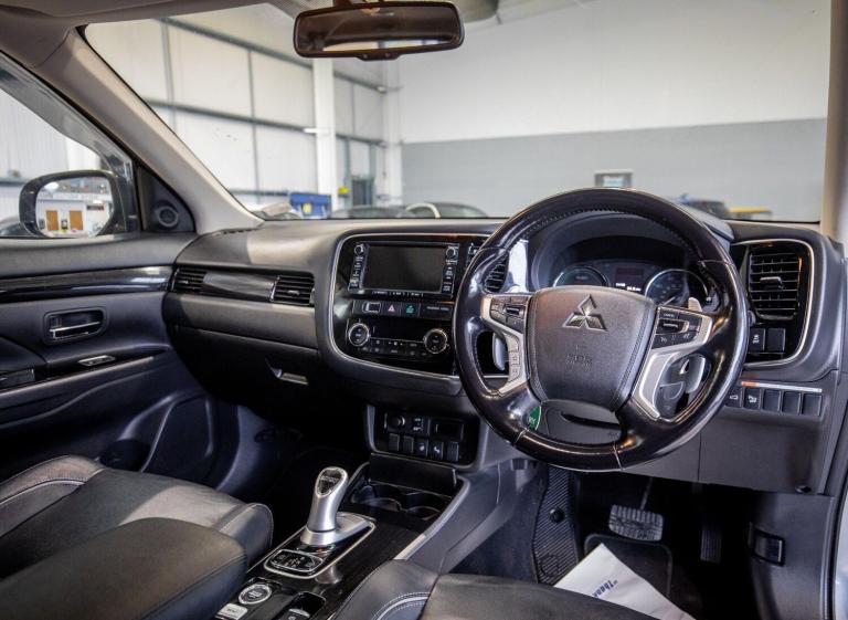 2017 Mitsubishi Outlander 2.0h 12kWh 4h SUV 5dr Petrol Plug-in Hybrid CVT 4WD Euro 6 (s/s) (200 p...