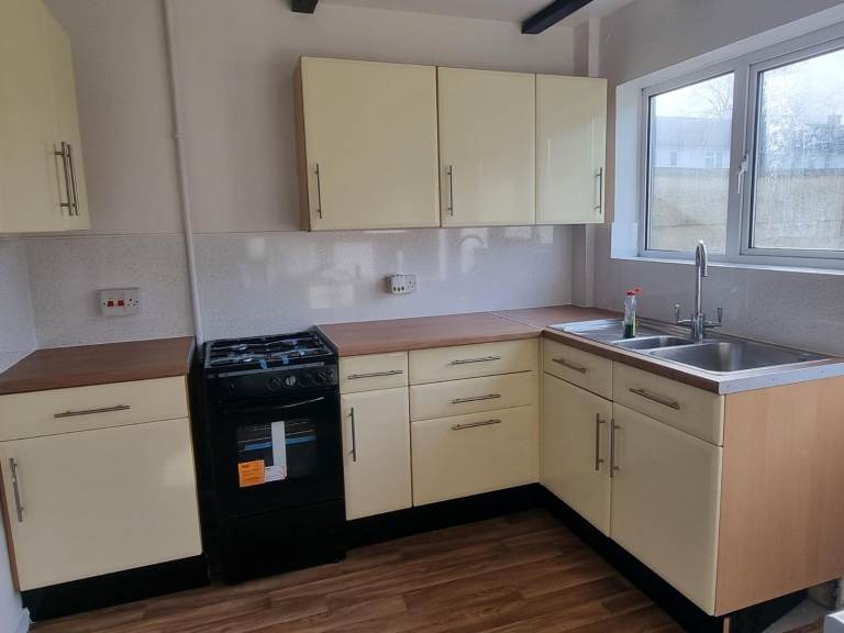 3 Bedroom Non-Hmo House on Warren Crescent next to Churchill Hospital.