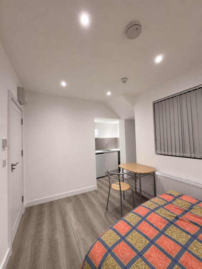  beautifully refurbished and cosy studio apartment on sought-after Florence Road