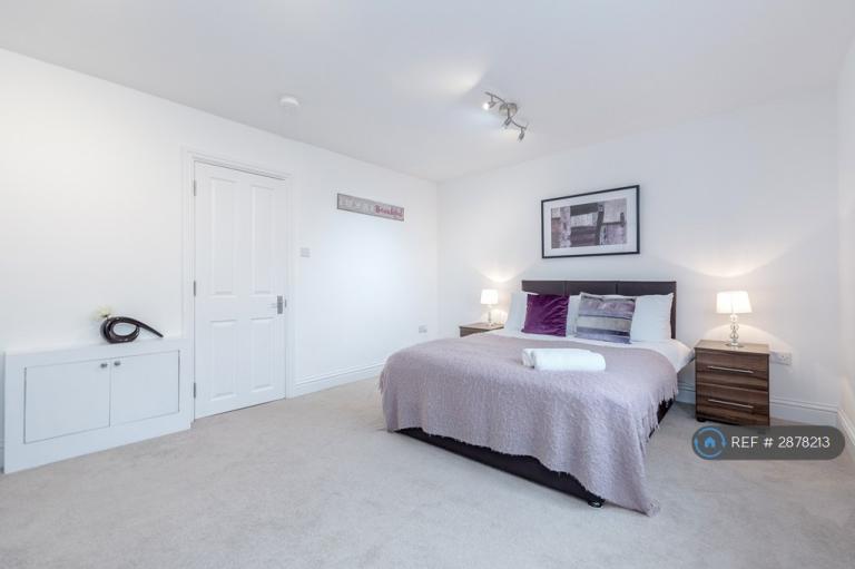 3 bedroom flat in Royal Lane Royal, West Drayton, UB7 (3 bed) (#2878213)