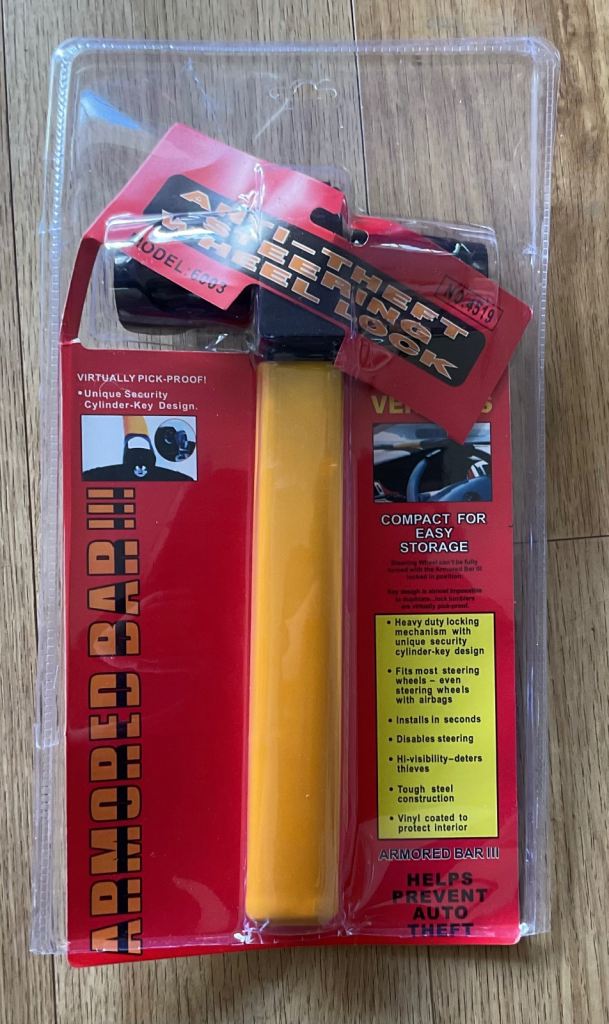 Steering wheel lock with 2 keys