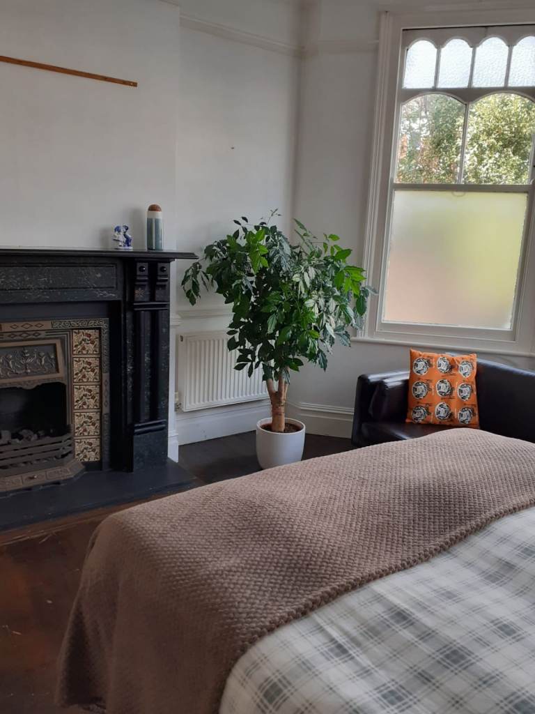 1 DOUBLE and 1 SINGLE room to let in family home in Palmers Green N13